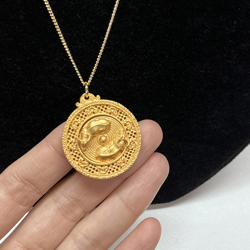 24K goud-Geplaatste Lucky Three-Pootged toad rijkdom hanger met ingewikkelde filigraan en FU -karakter voor welvaart en fortuin